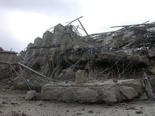 Der Betonriese liegt in Trmmern