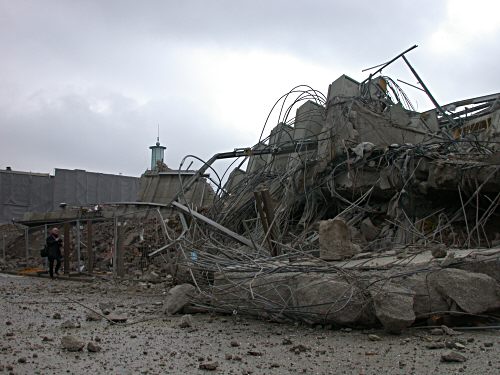 Der Betonriese liegt in Trmmern