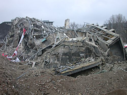Der Betonriese liegt in Trmmern