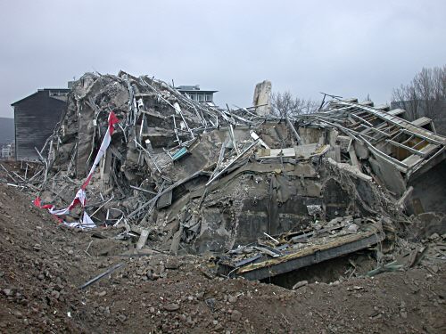 Der Betonriese liegt in Trmmern