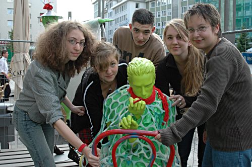 Fichte-Schler stellen die gestalteten Puppen auf