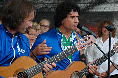 Costa Cordalis singt mit den Volmespatzen