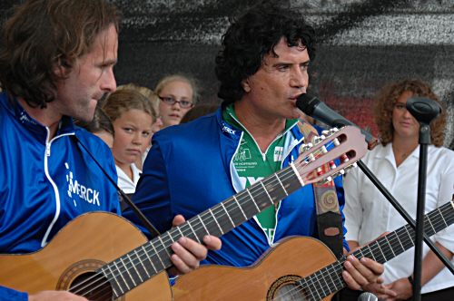 Costa Cordalis singt mit den Volmespatzen