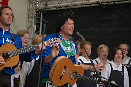 Costa Cordalis singt mit den Volmespatzen